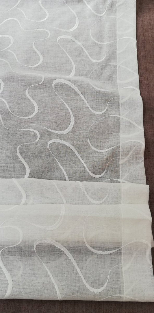 Tendina confezionata a vetro larga 60 cm  ricamata disegno con onde di colore bianco, grigio , beige e blu