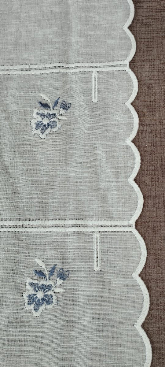 Horizontal cut Grecale glass curtain embroidered in blue