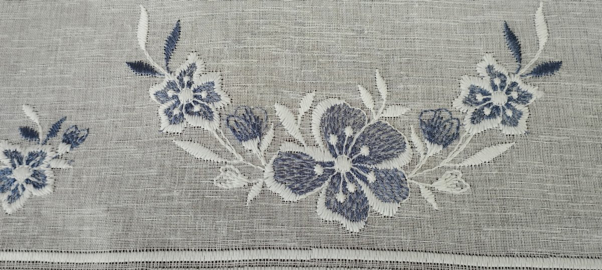 Horizontal cut Grecale glass curtain embroidered in blue