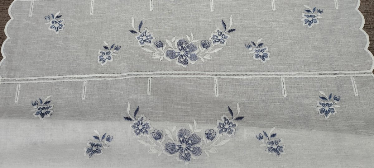Horizontal cut Grecale glass curtain embroidered in blue
