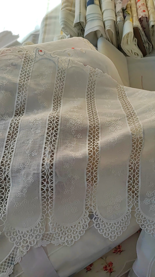 Tendina tirolese a vetro di macramè e lino di diverse altezze, la tendina h 60 sarà disponibile a Novembre  si accettano prenotazioni.