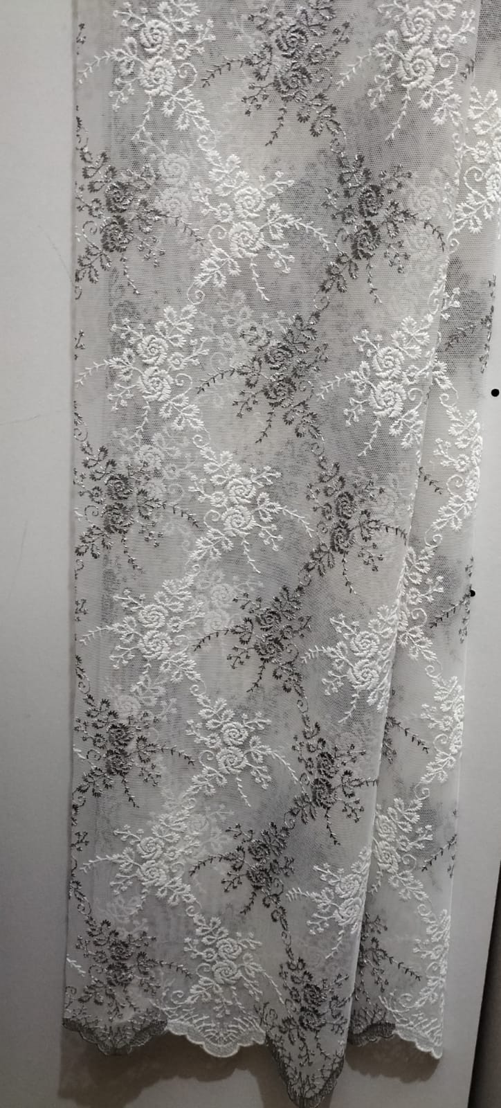 Cortina de tul bordado gris y blanco de 3 metros de altura