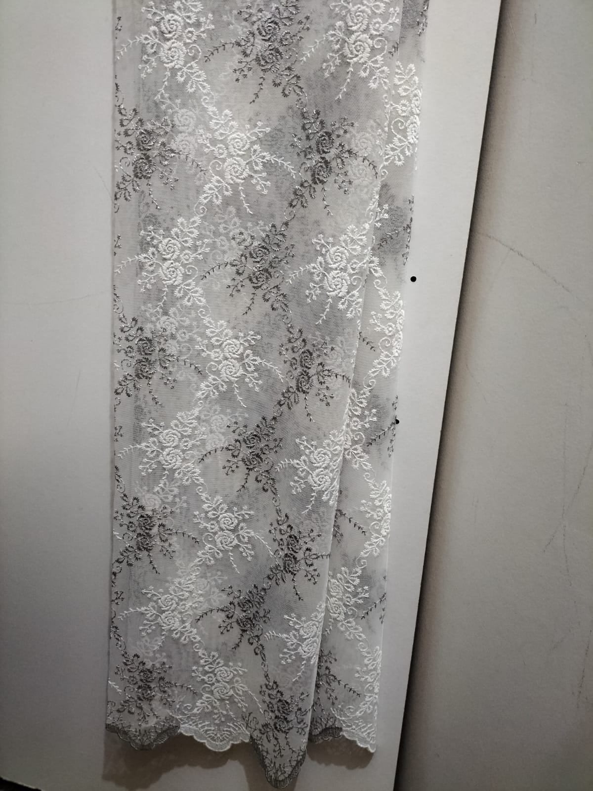 Cortina de tul bordado gris y blanco de 3 metros de altura