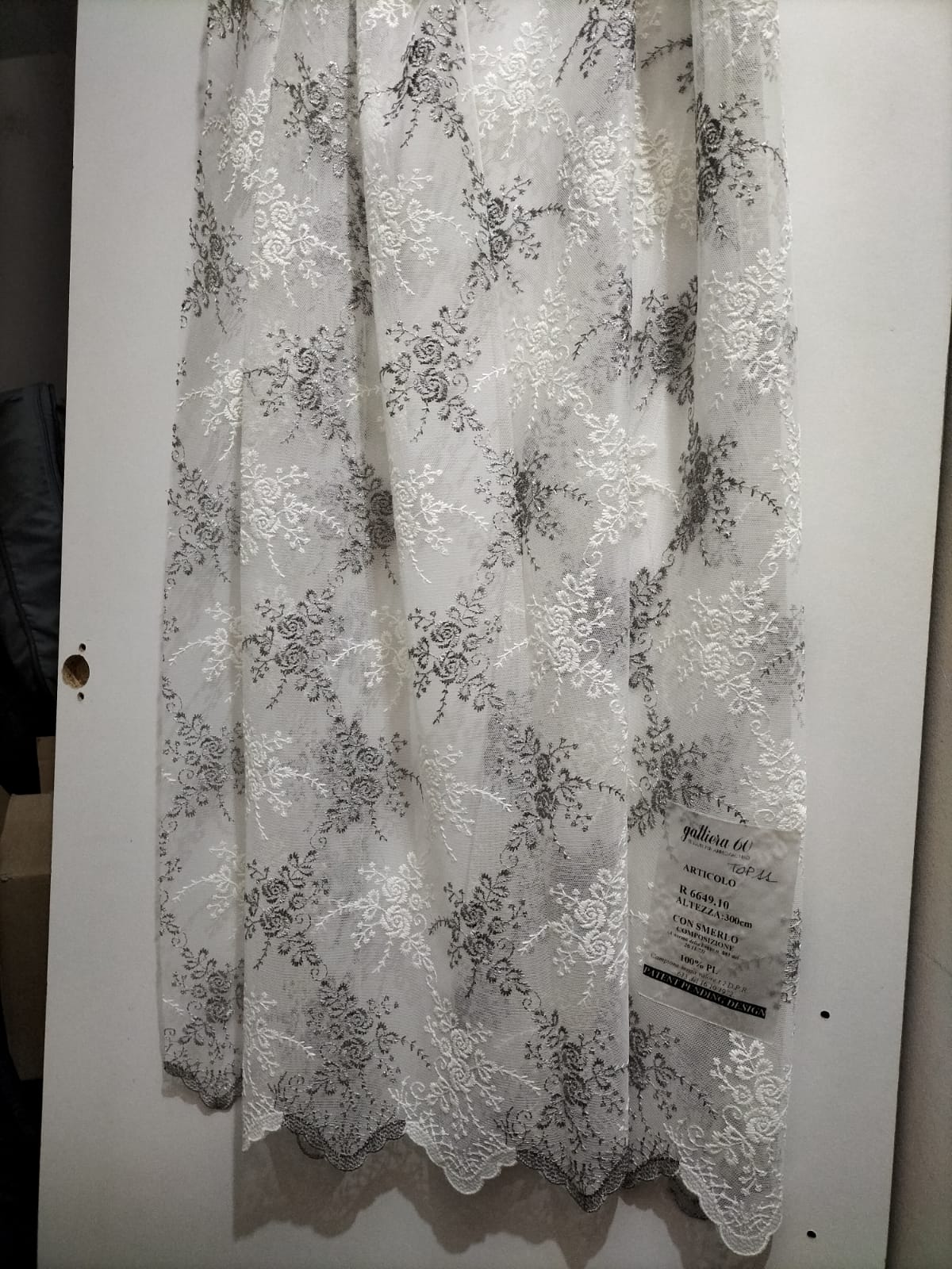 Cortina de tul bordado gris y blanco de 3 metros de altura