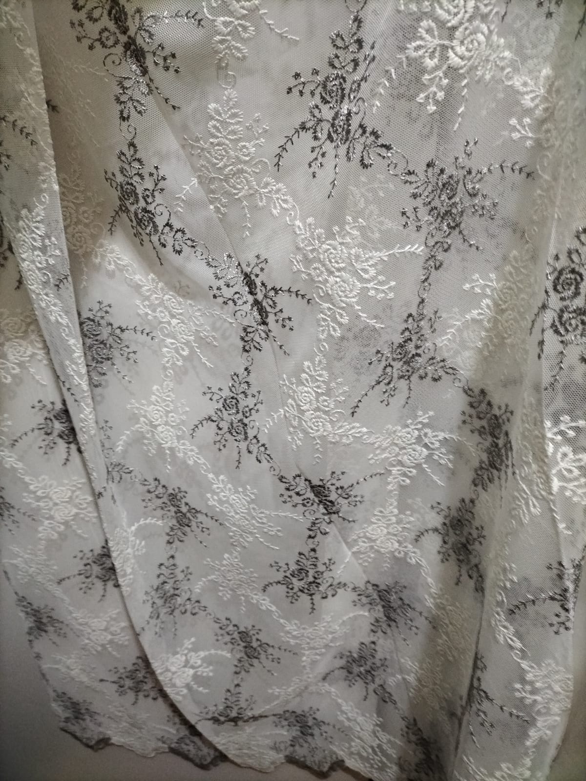 Cortina de tul bordado gris y blanco de 3 metros de altura