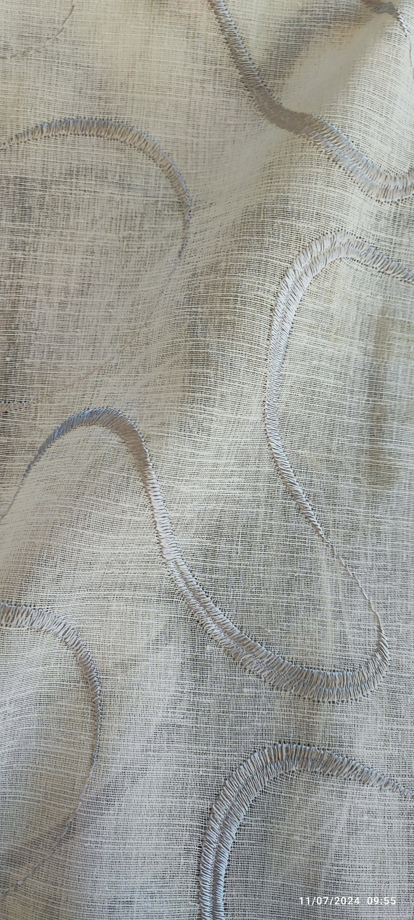 Glass curtain embroidered with waves in white, grey, beige and blue