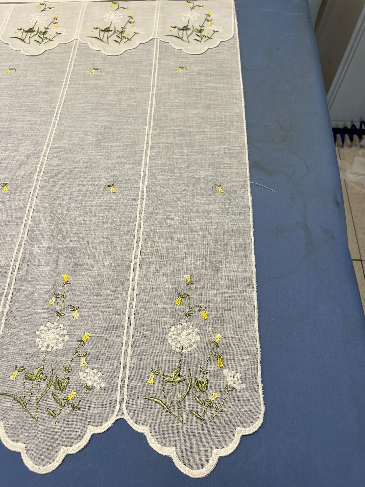 Tendina tirolese  h 90 Campanula gialla ricamata in rilievo disegnata e progettata in Italia