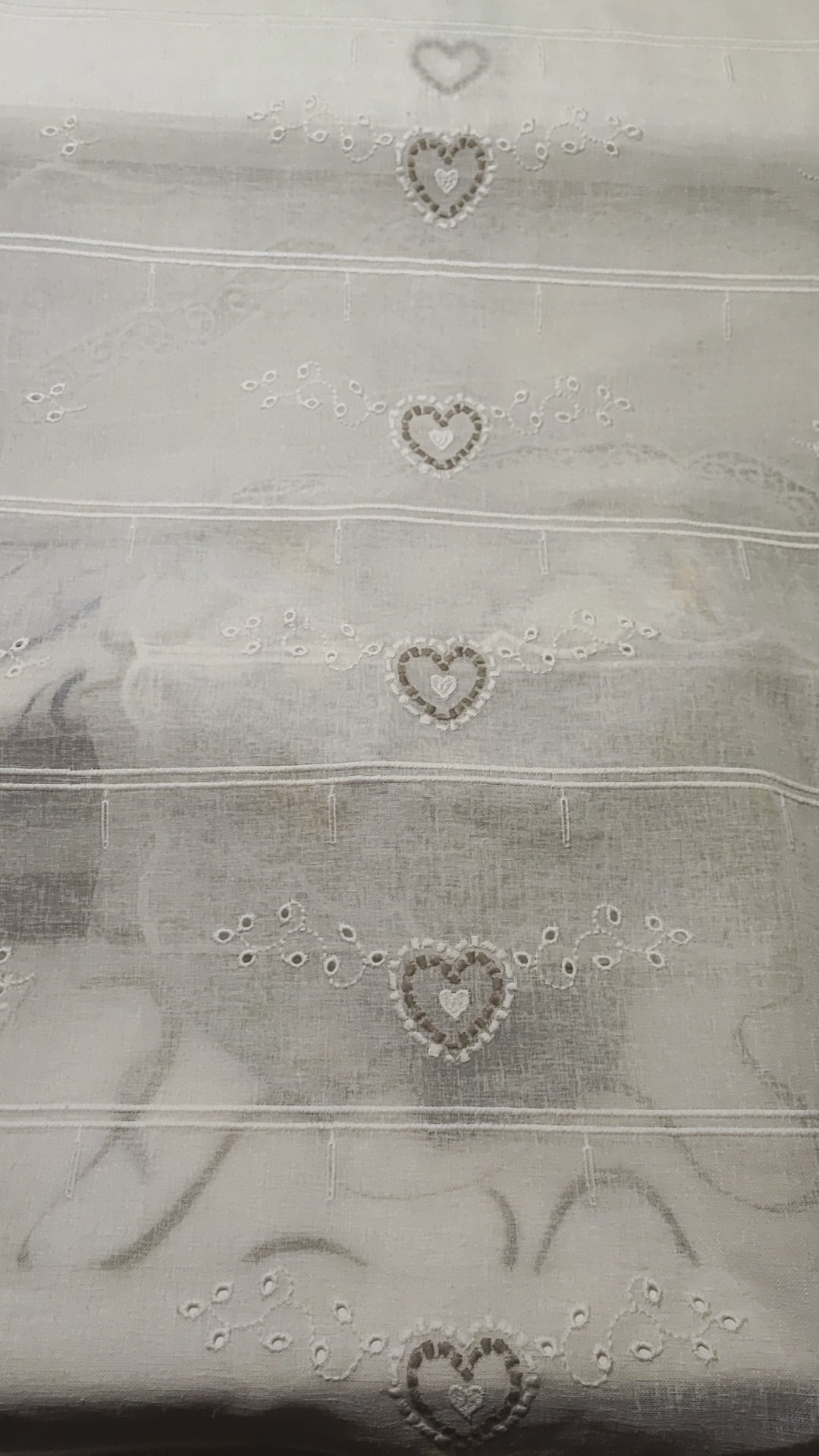 Tendine taglio orizzontale larga 60 cm con ricamo cuore
