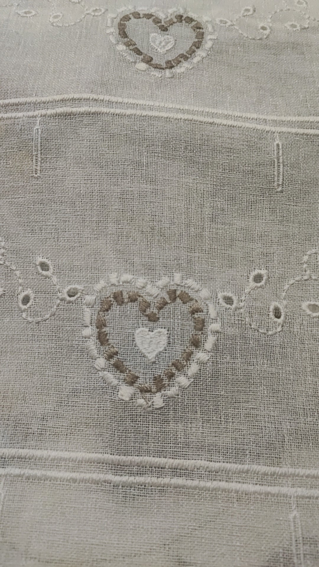 Tendine taglio orizzontale larga 60 cm con ricamo cuore