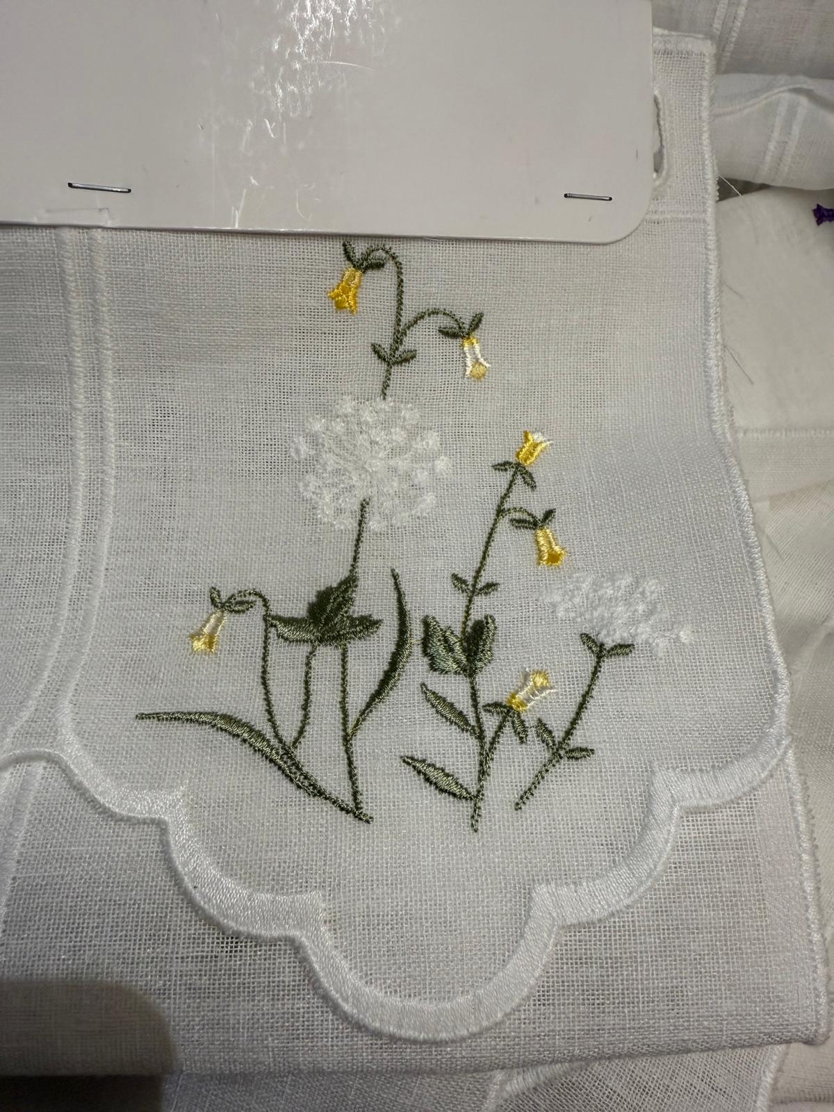 Tendina tirolese  h 90 Campanula gialla ricamata in rilievo disegnata e progettata in Italia