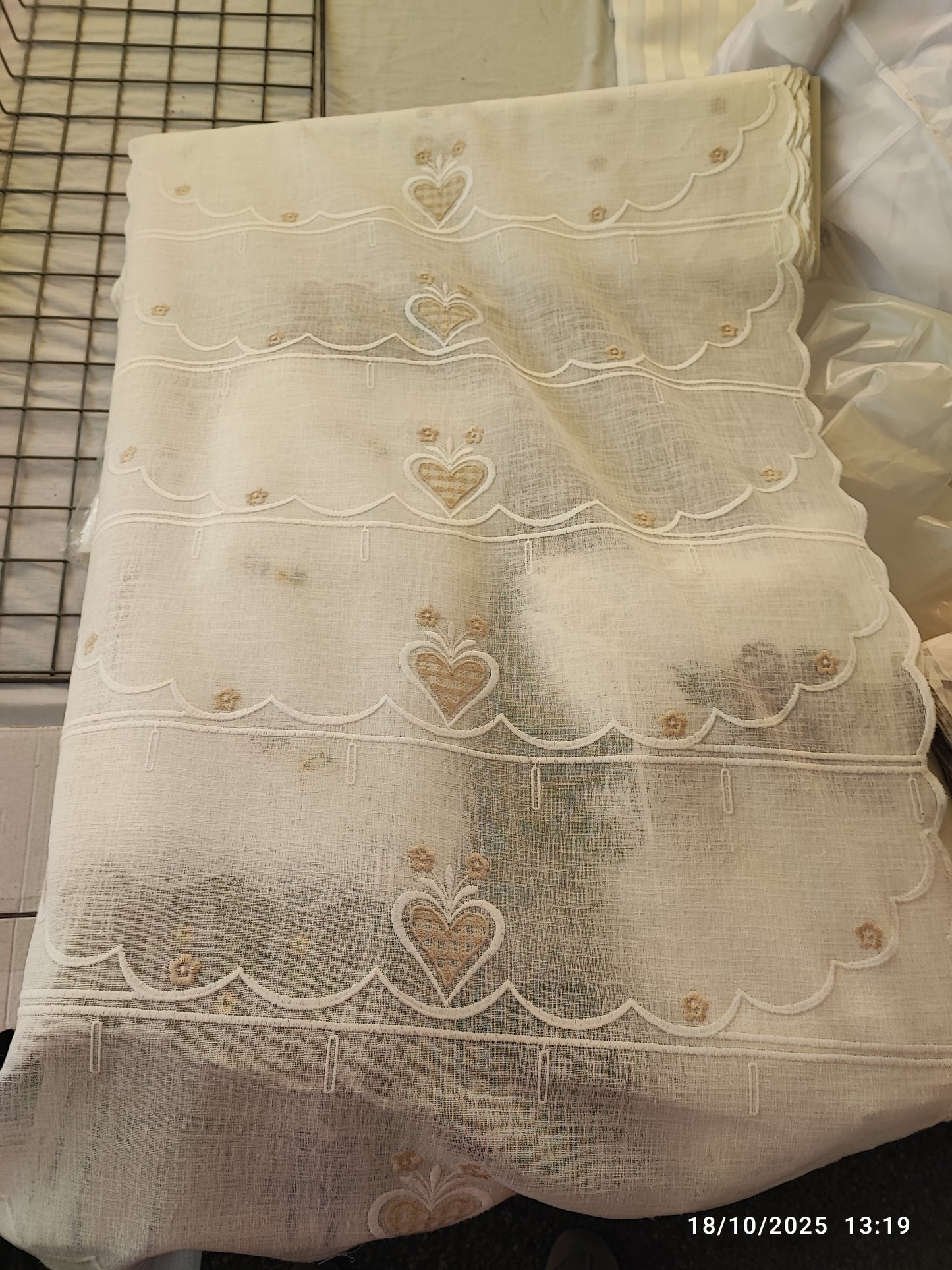Tendina taglio orizzontale larga 60 cm con ricamo cuore