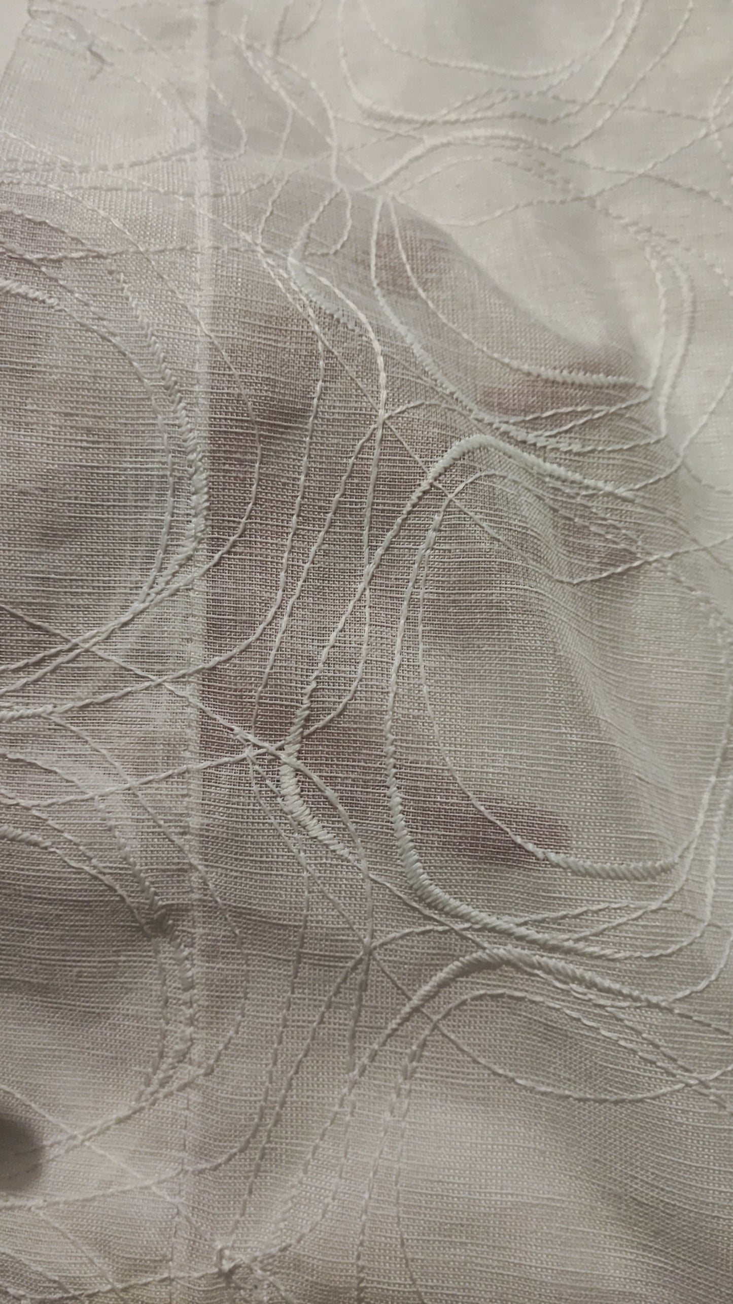 Tendina a metraggio e confezionata ricamata in rilievo larga 60 cm bianco su bianco.Si confezionano anche su misura.