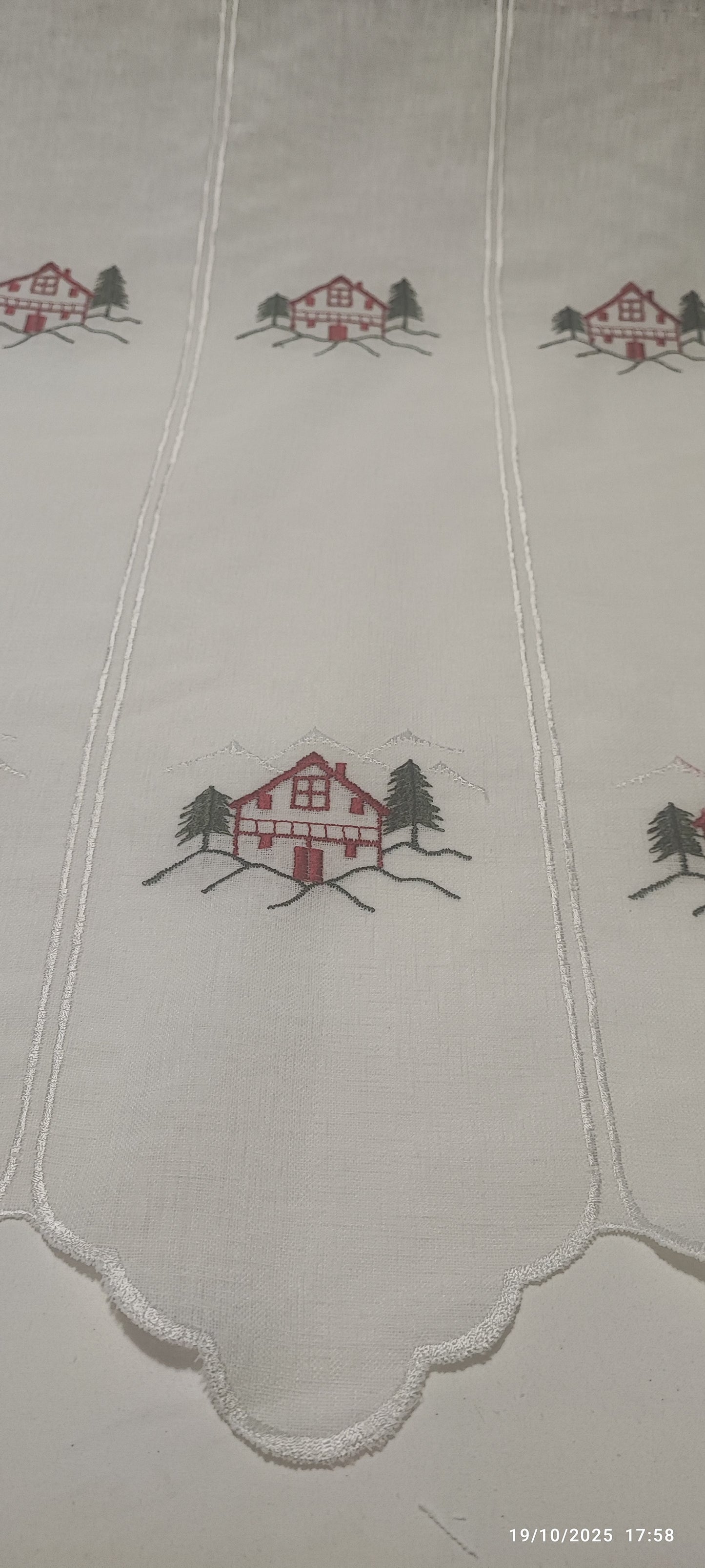 Tendina tirolese h 150 casetta rossa ricamata in rilievo produzione italiana