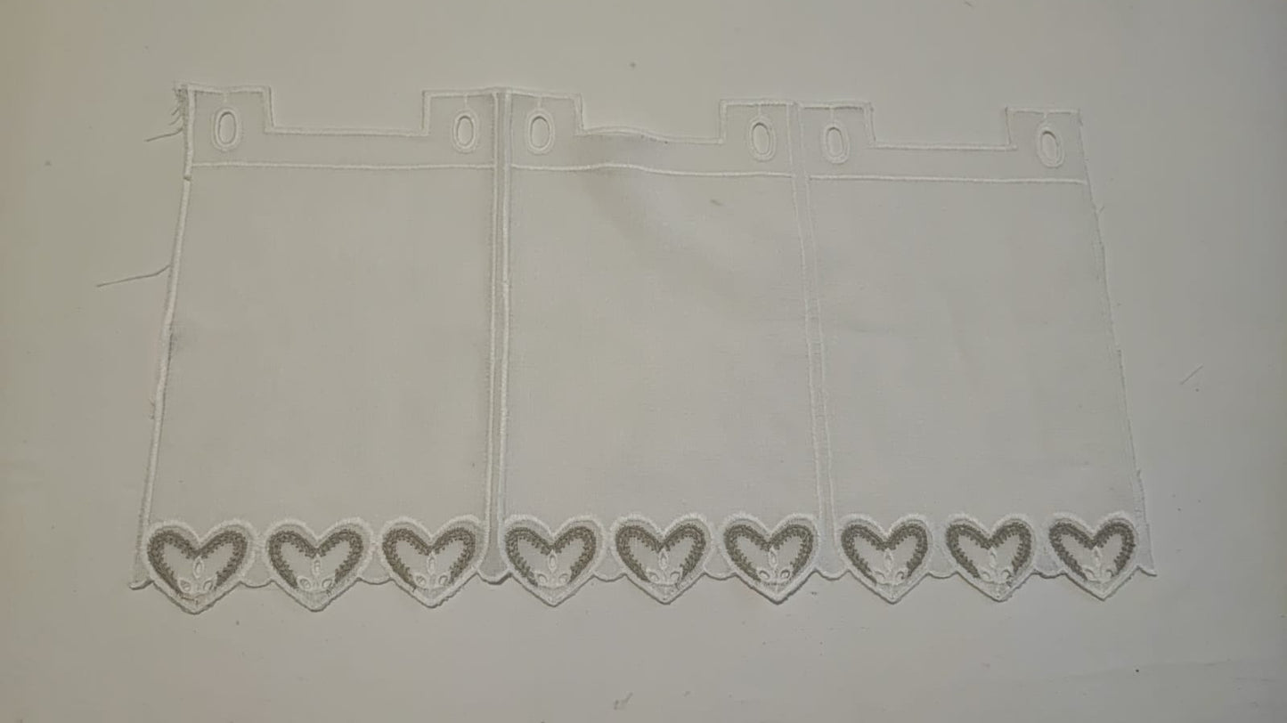 Tendina tirolese h 60 con mantovanina  con cuore ricamato in rilievo con macramè .