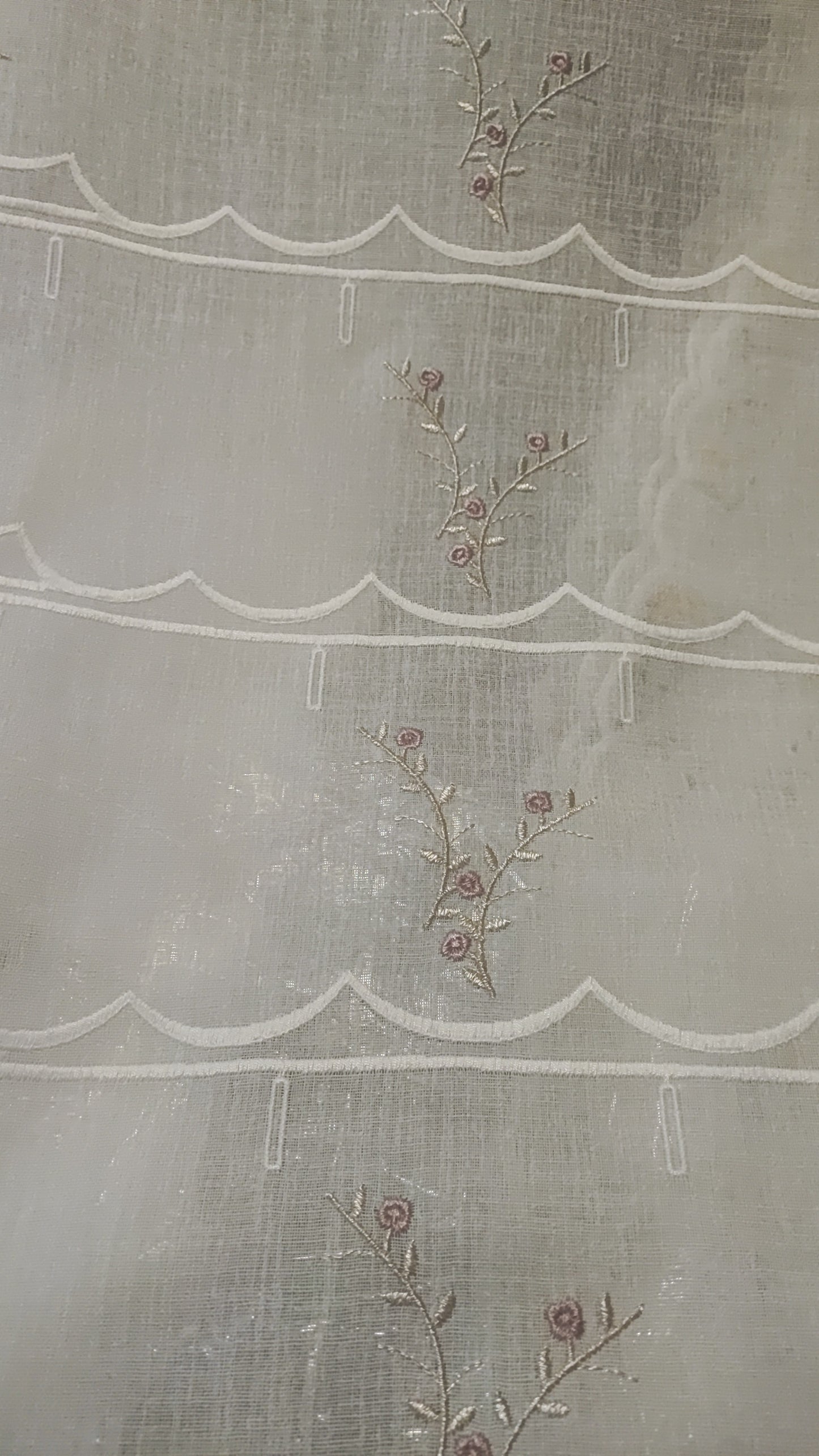 tendina modulare scontata del 30% taglio orizzontale larga 60 cm rami fiori rosa pesca produzione italiana