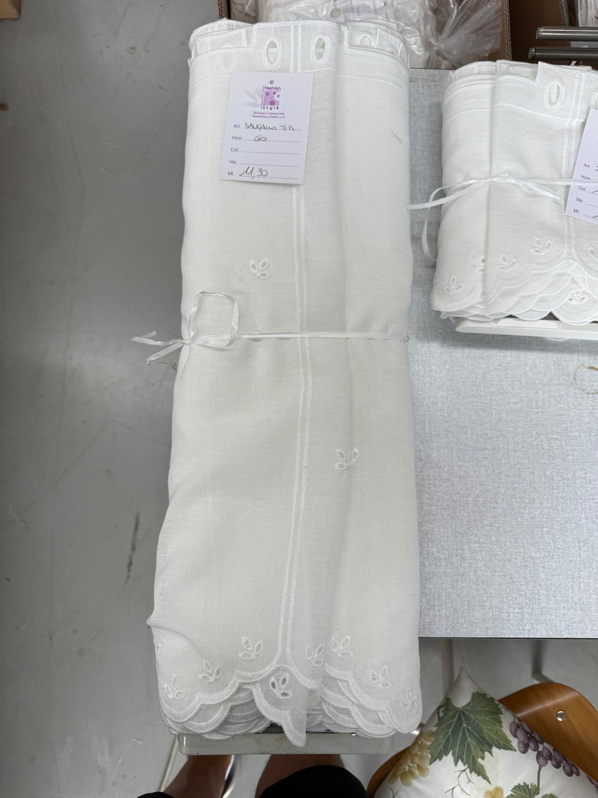 Tendina tirolese H 60 e mantovana h 25 ricamata in rilievo san gallo produzione italiana
