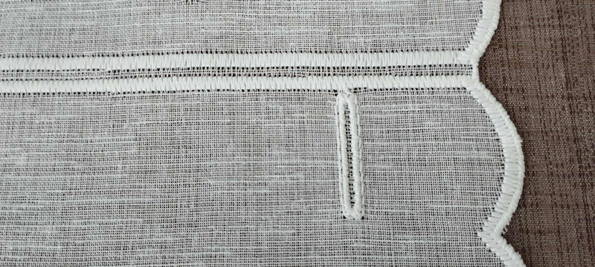 Tendina modulare taglio orizzontale a vetro   Grecale ricamata color beige