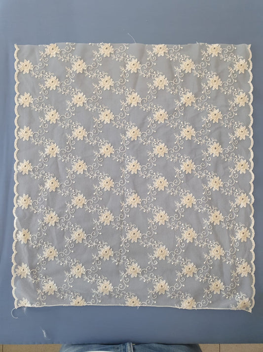 Tendina di tulle ricamata in rilievo larga 60 cm confezionata produzione e disegnata in Italia se