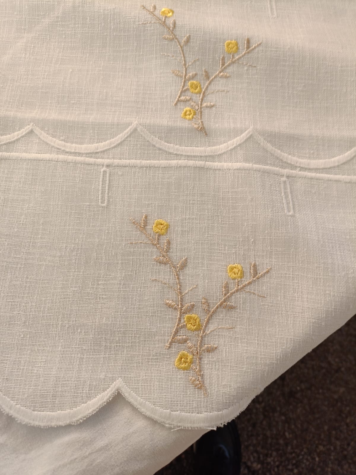 Curtain made with yellow flower sprigs, 60 cm wide