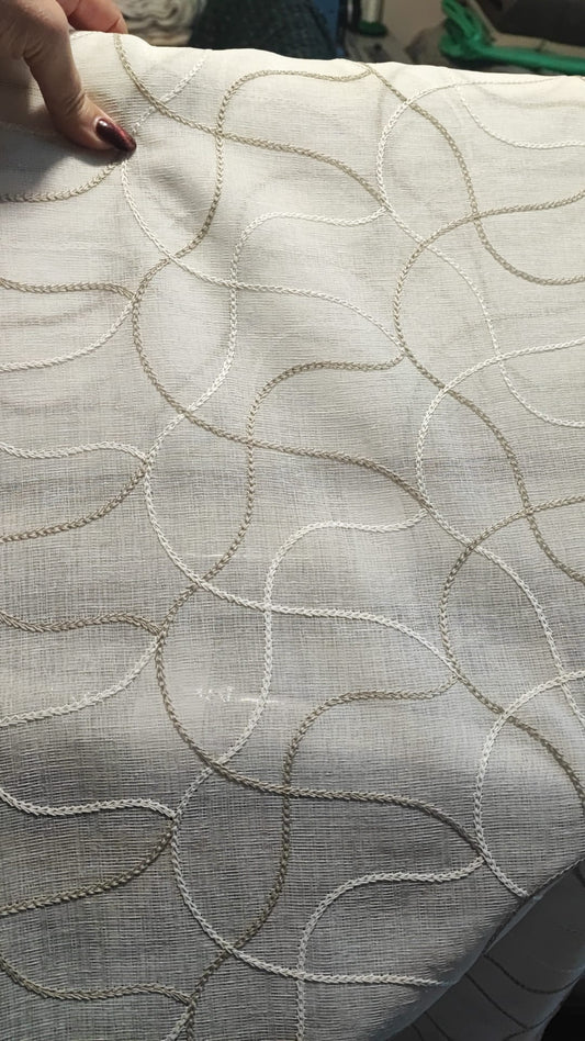 Tendina confezionata  con ricamo in rilievo, di colore bianco/beige larga 60