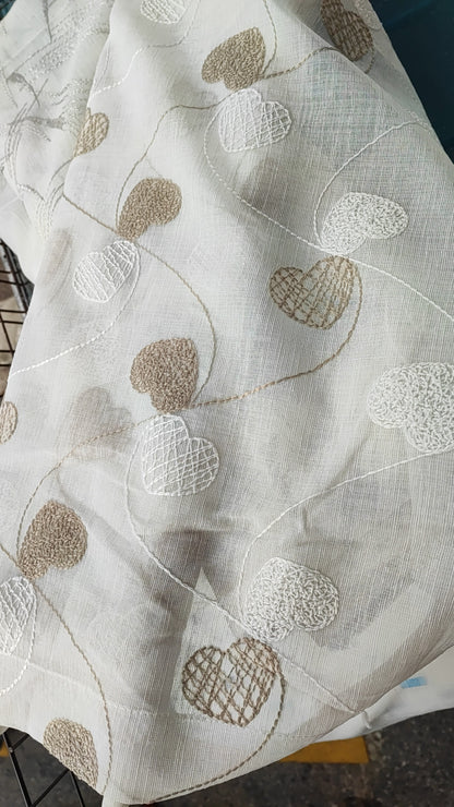 Tendina a vetro ricamata in rilievo con i cuori larga 45 e larga 60 cm colore tortora/bianco , grigio/bianco, e blu/bianca