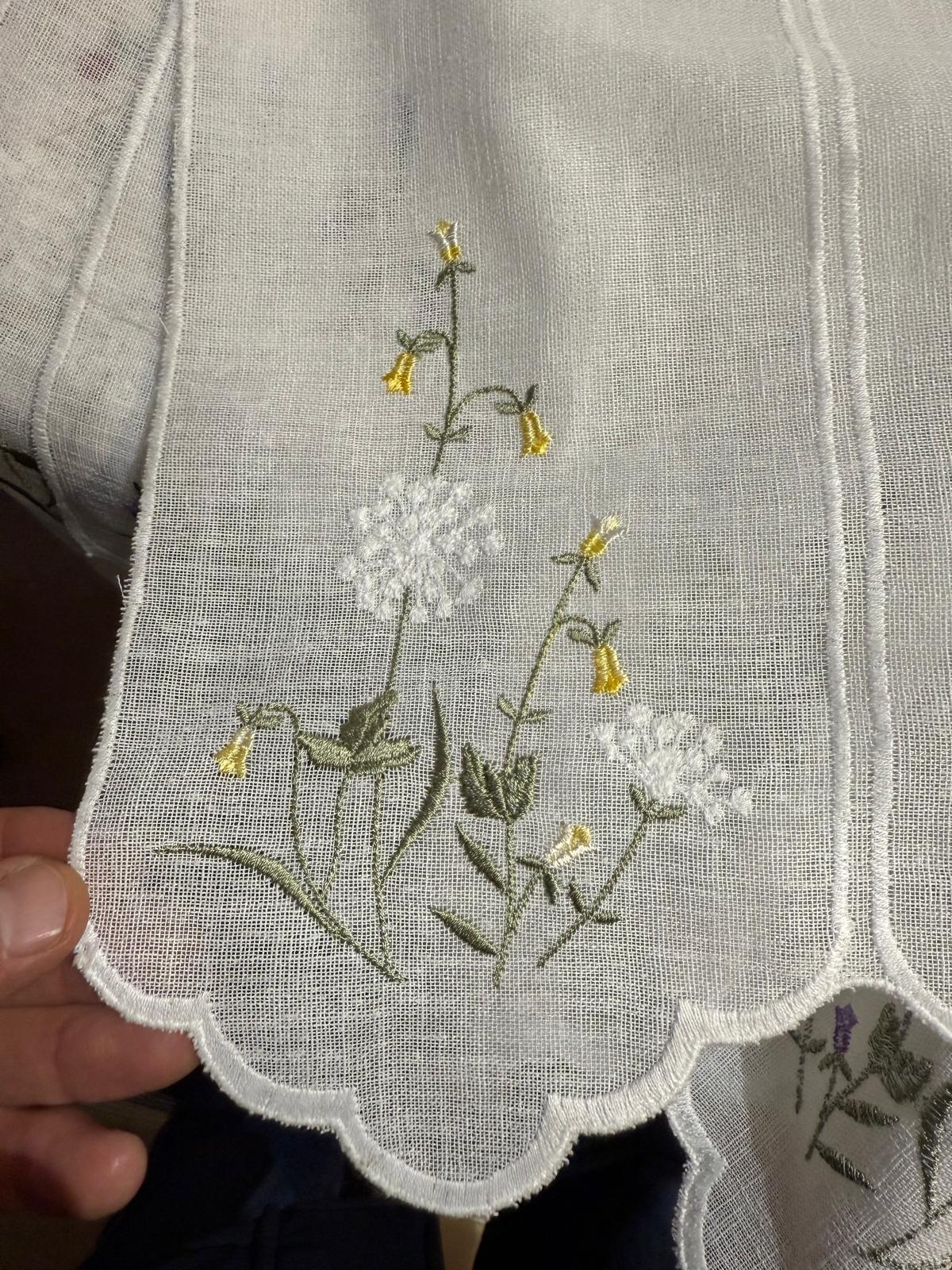 Tendina tirolese  h 90 Campanula gialla ricamata in rilievo disegnata e progettata in Italia