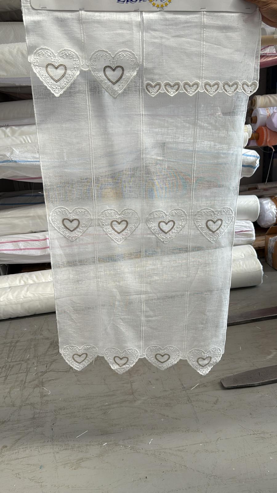 Tendina tirolese h 60 con mantovanina  con cuore ricamato in rilievo con macramè .