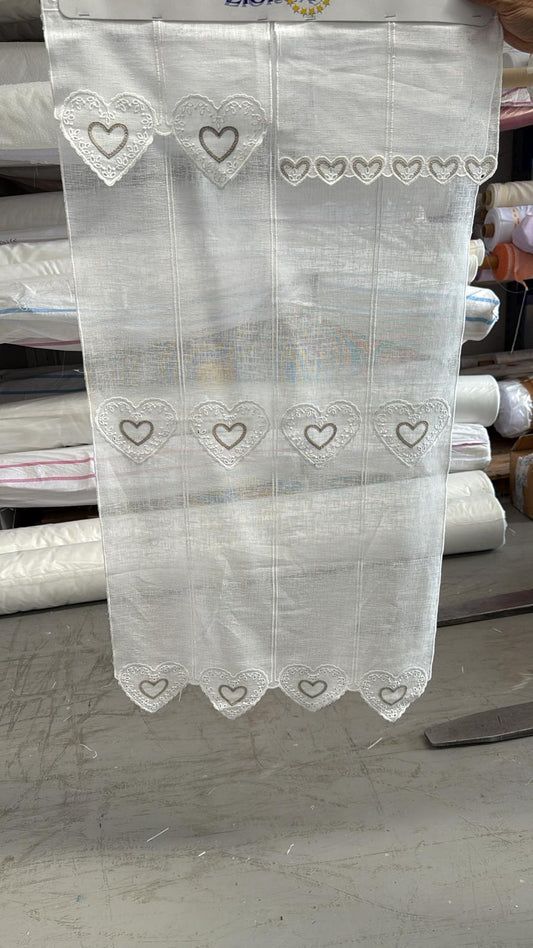 Tendina tirolese h 60 con mantovanina  con cuore ricamato in rilievo con macramè .