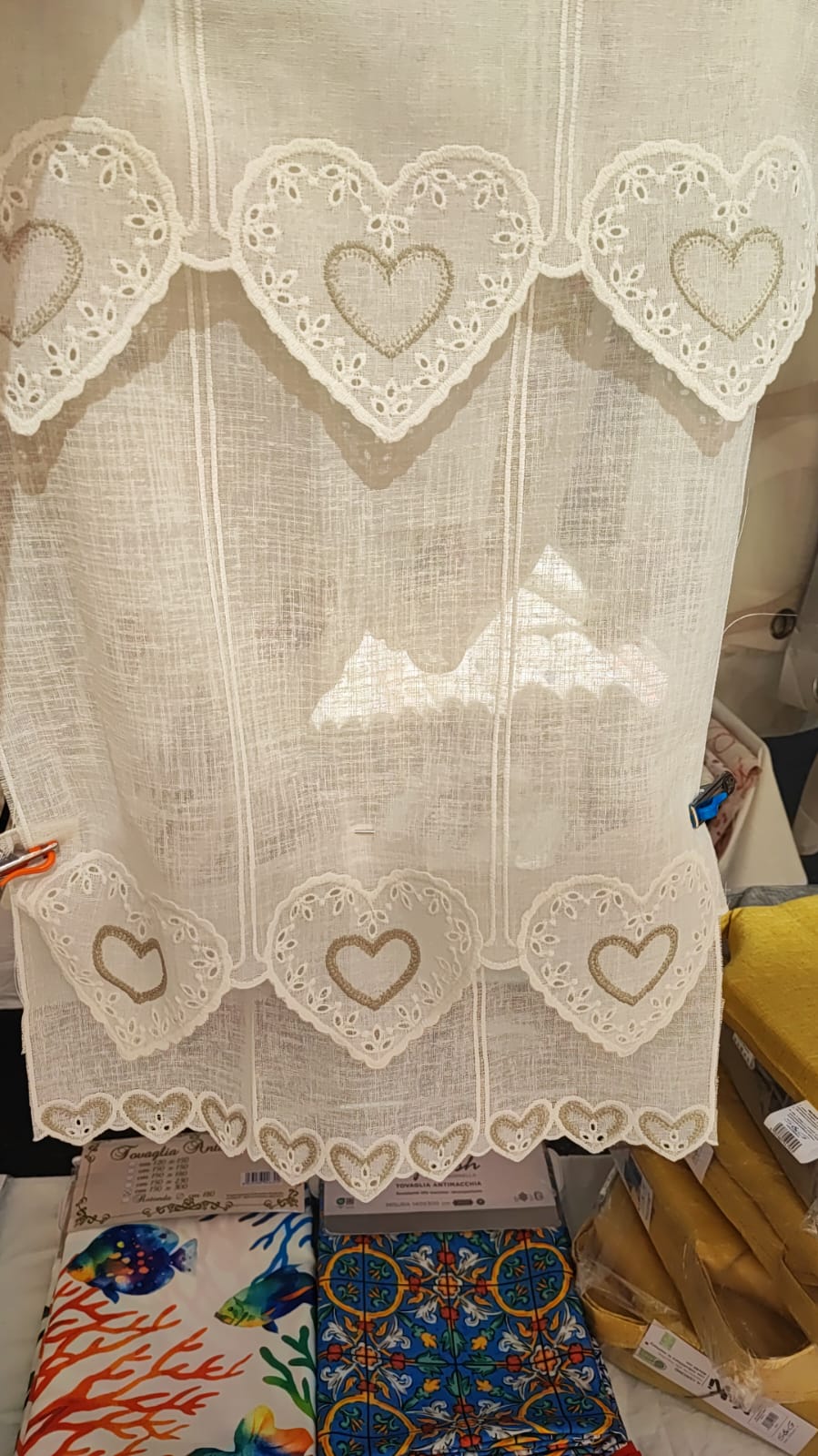 Tendina tirolese h 60 con mantovanina  con cuore ricamato in rilievo con macramè .