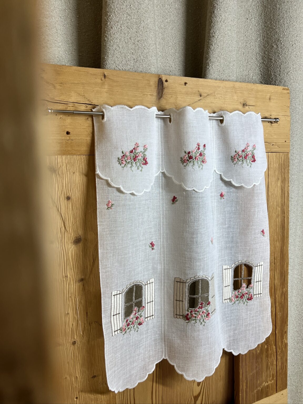 Tendina tirolese h 150  ricamata in rilievo produzione italiana