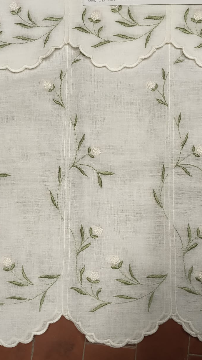 Tendina tirolese nuova h 120 ricamata con fiori bianca/verde e mantovanina h 18 produzione italiana .