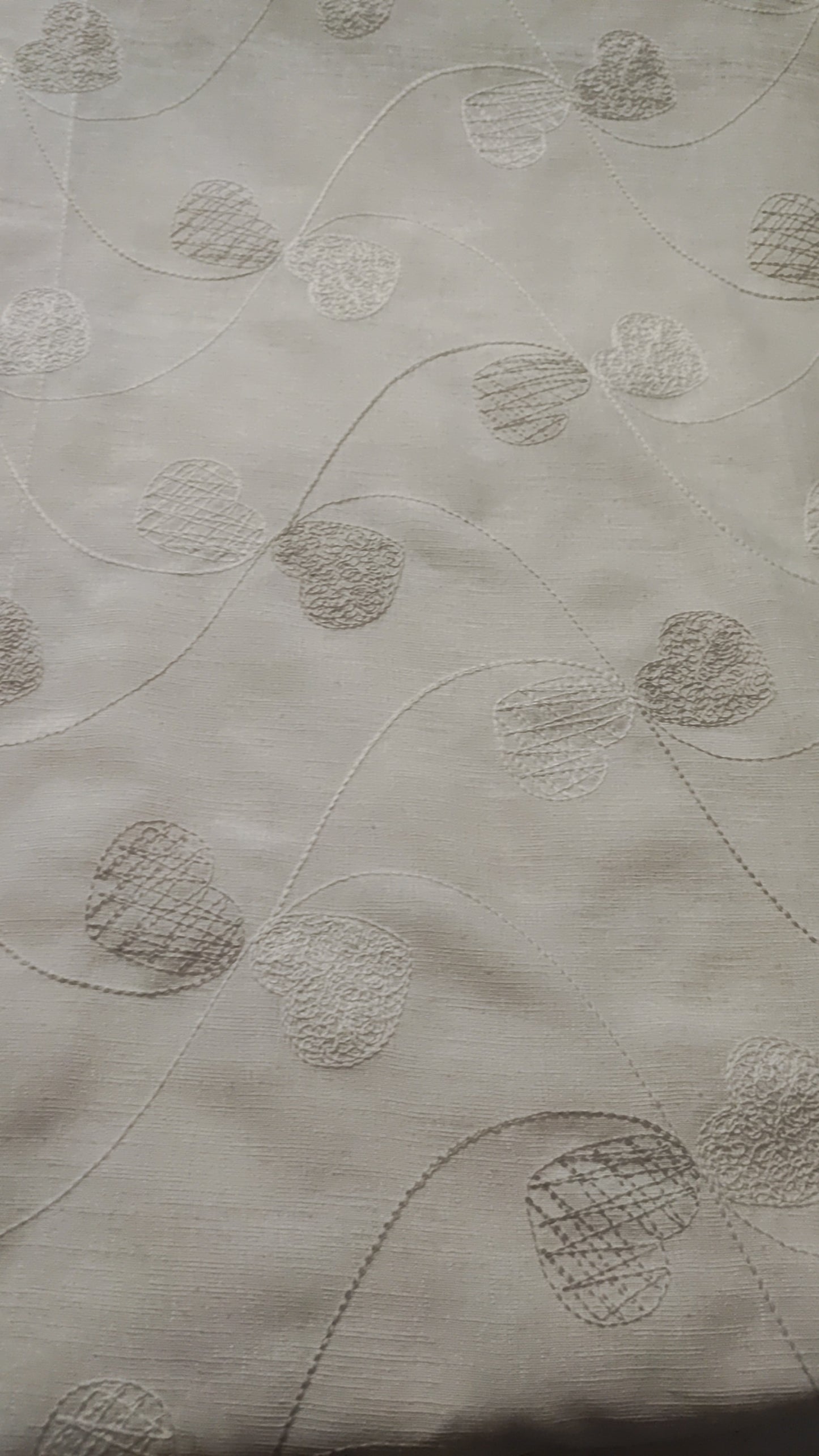 Tendina a vetro ricamata in rilievo con i cuori larga 45 e larga 60 cm colore tortora/bianco , grigio/bianco, e blu/bianca