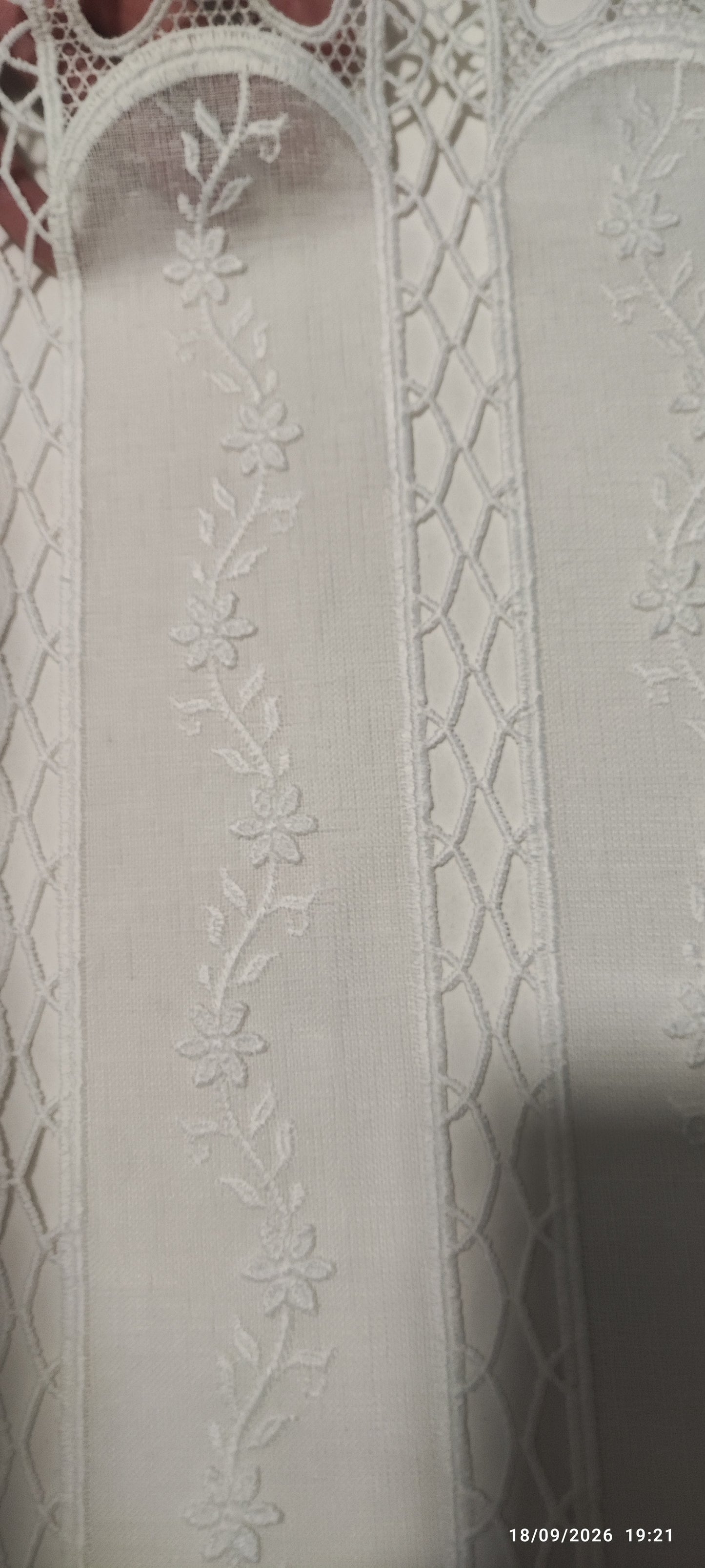 Tendina tirolese h 60, h 150 lino e macramè, ricamata in rilievo produzione italiana