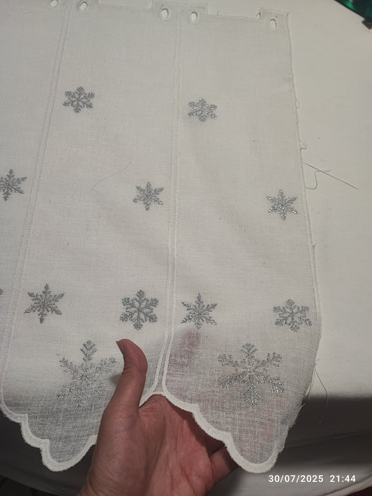 Tendina h 60 ricamata con filo d'argento fiocchi di neve produzione italiana