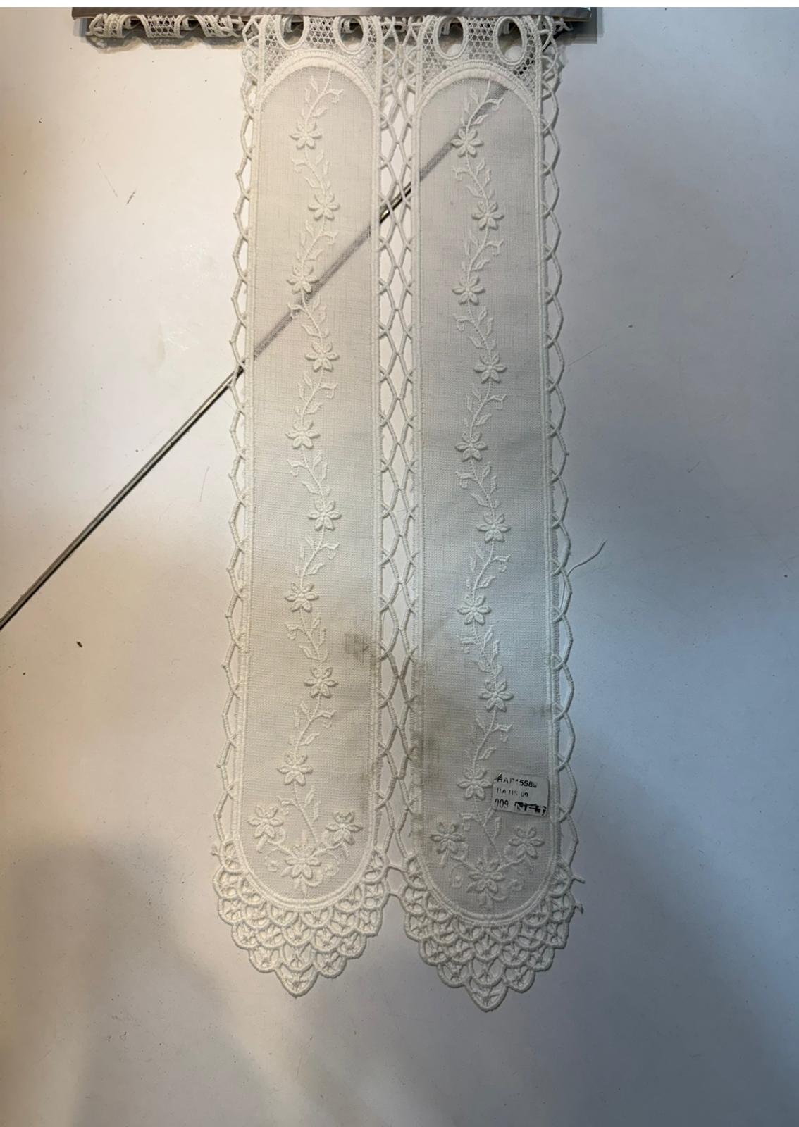 Tendina tirolese h 60 Nuova  macramè e ricamata in rilievo .In arrivo a ottobre