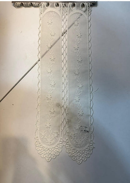 Tendina tirolese h 60 lino e macramè, ricamata in rilievo produzione italiana