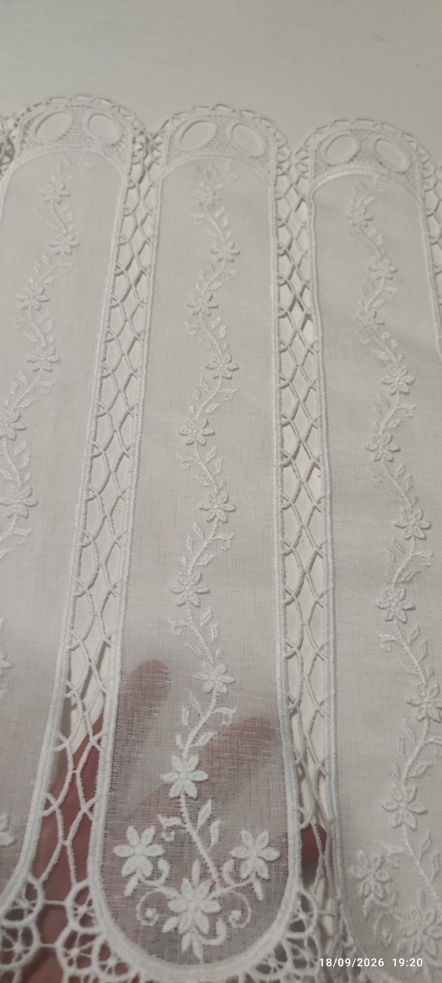 Tendina tirolese h 60, h 150 lino e macramè, ricamata in rilievo produzione italiana