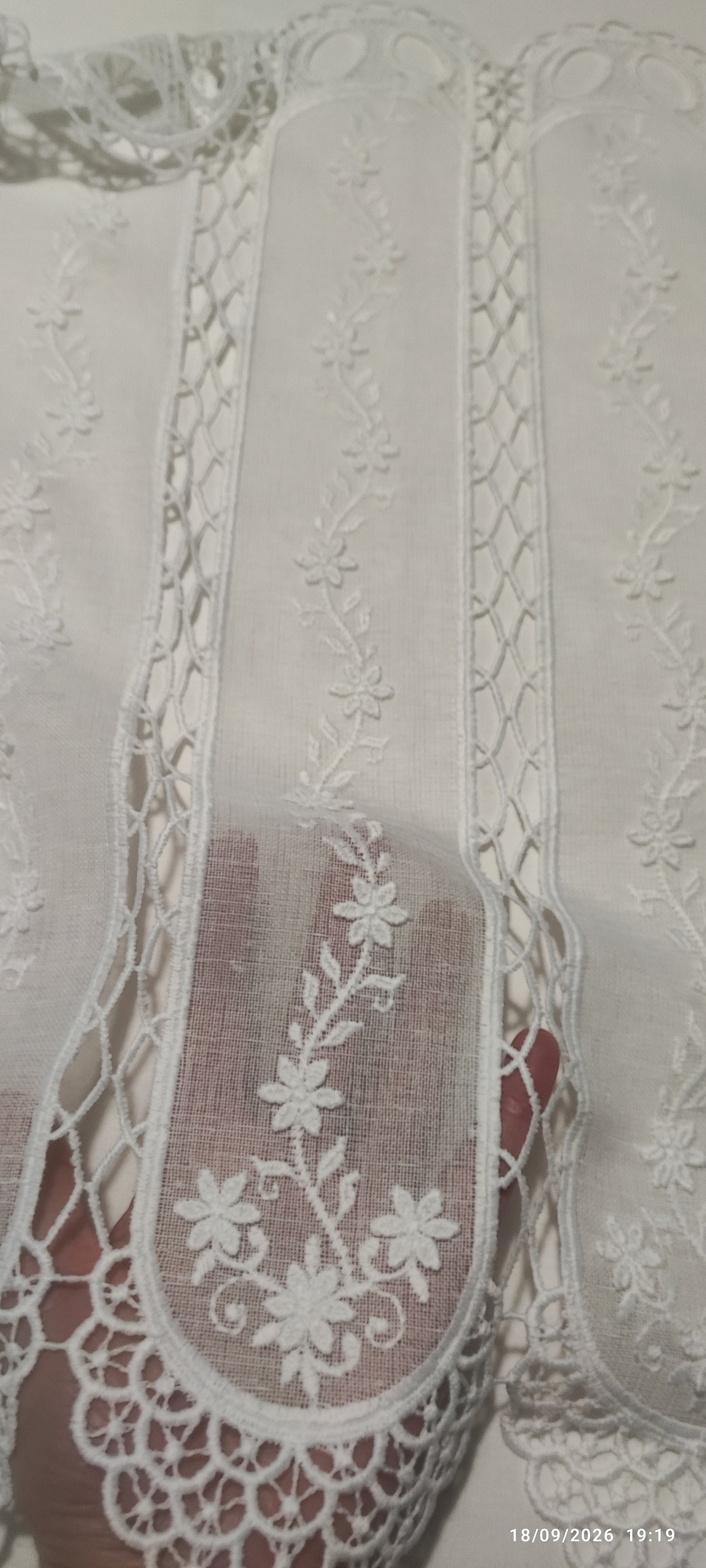 Tendina tirolese h 60, h 150 lino e macramè, ricamata in rilievo produzione italiana