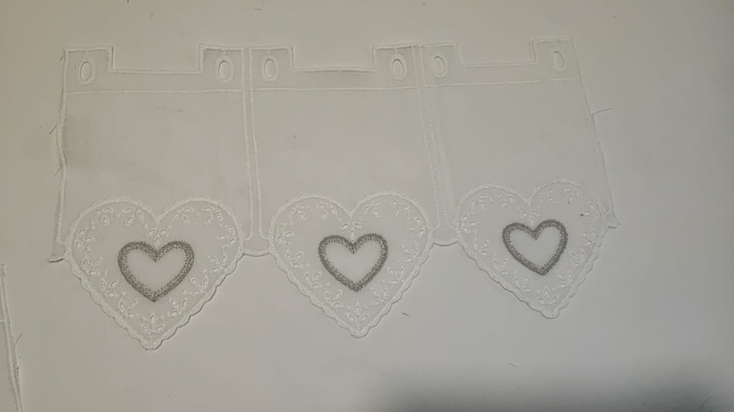 Tendina tirolese h 60 con mantovanina  con cuore ricamato in rilievo con macramè .