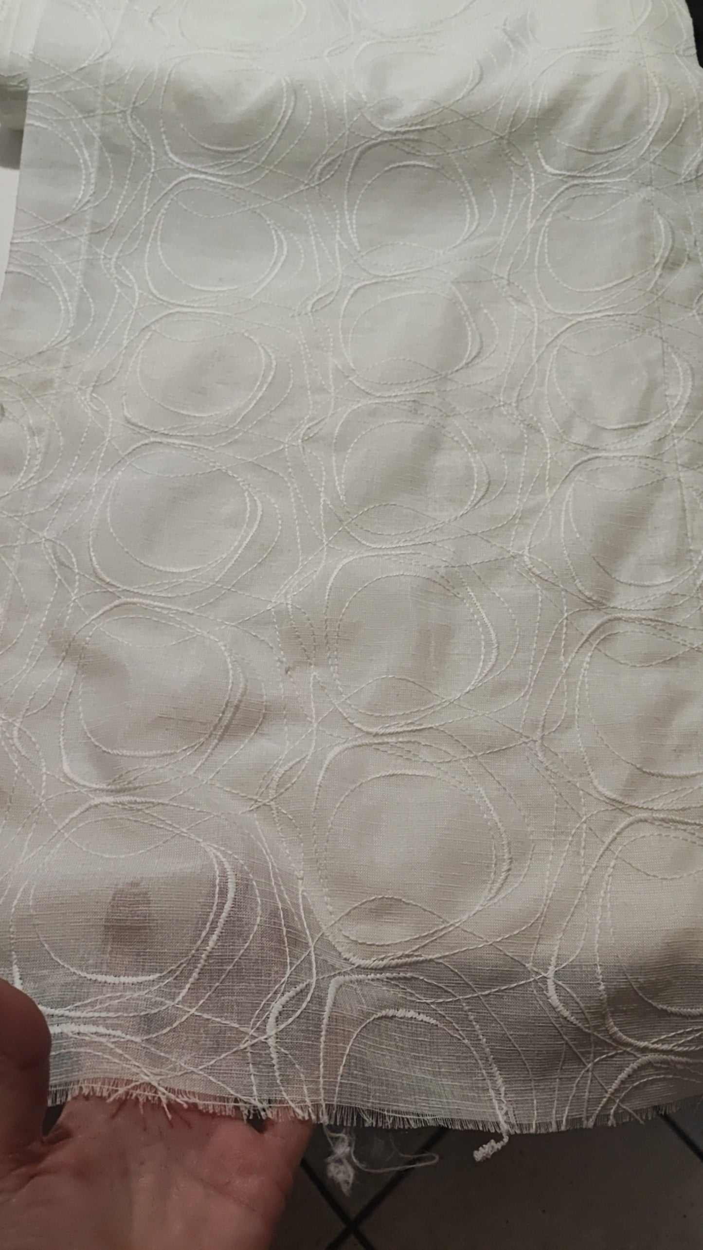 Tendina a metraggio e confezionata ricamata in rilievo larga 60 cm bianco su bianco.Si confezionano anche  su misura.