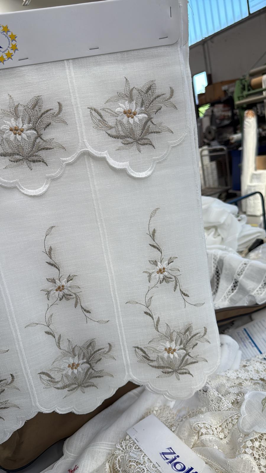 tendina h 60 e h 120 e mantovanina in coordinato ricamata in rilievo produzione italiana