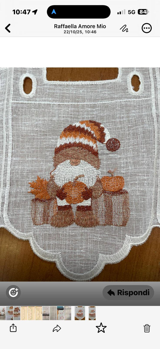 Mantovanina gnomo h 24 ricamata in rilievo disegnata e progettata in Italia