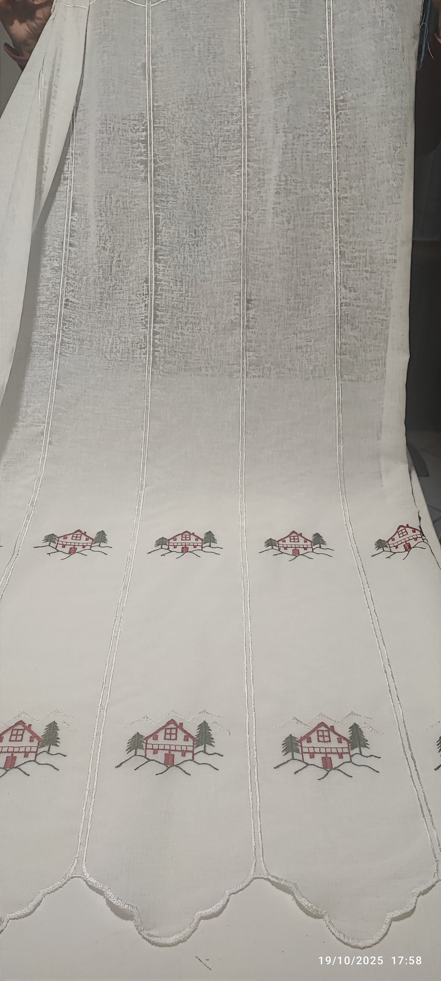 Tendina tirolese h 150 casetta rossa ricamata in rilievo produzione italiana