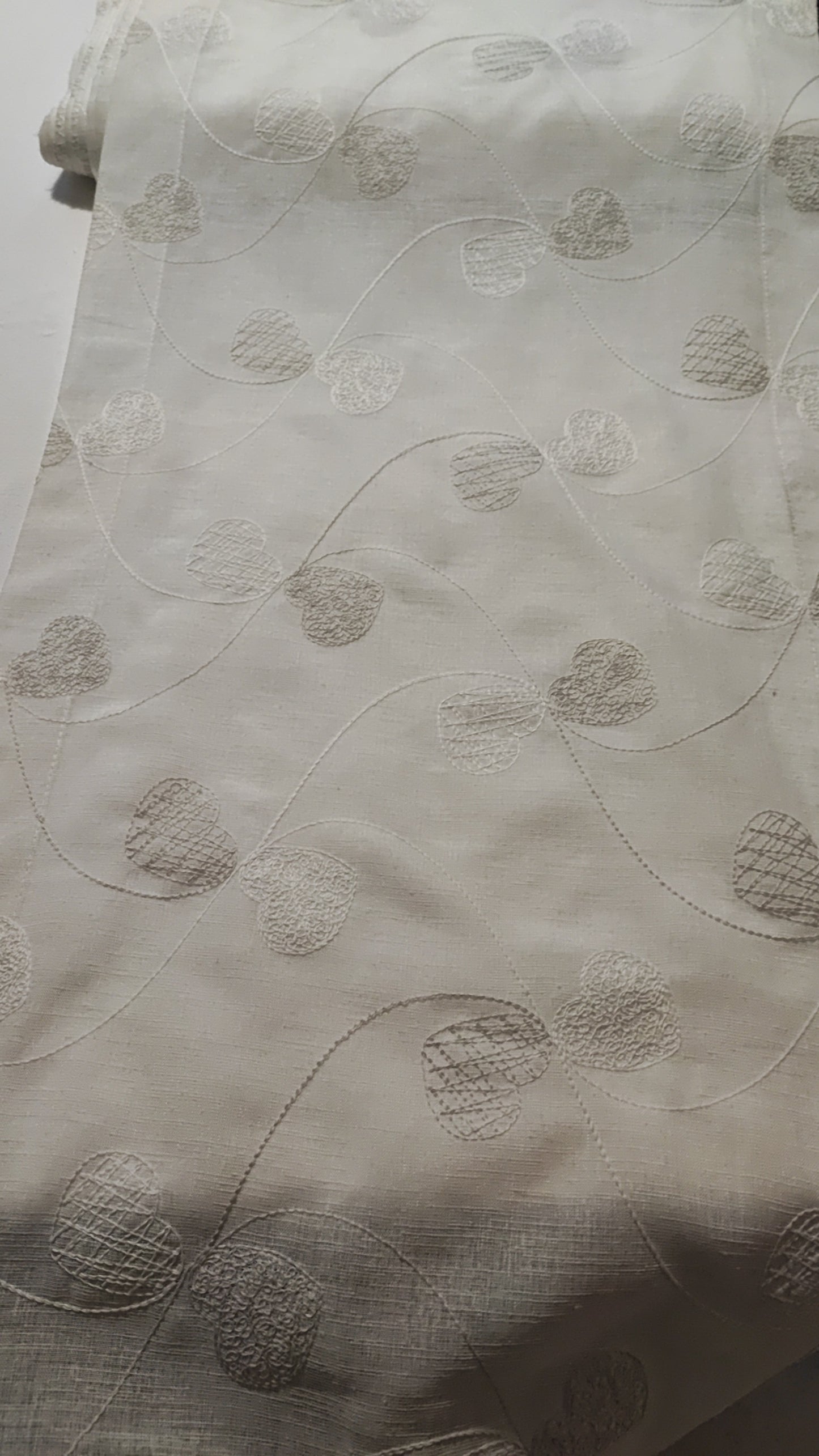 Tendina a vetro ricamata in rilievo con i cuori larga 45 e larga 60 cm colore tortora/bianco , grigio/bianco, e blu/bianca