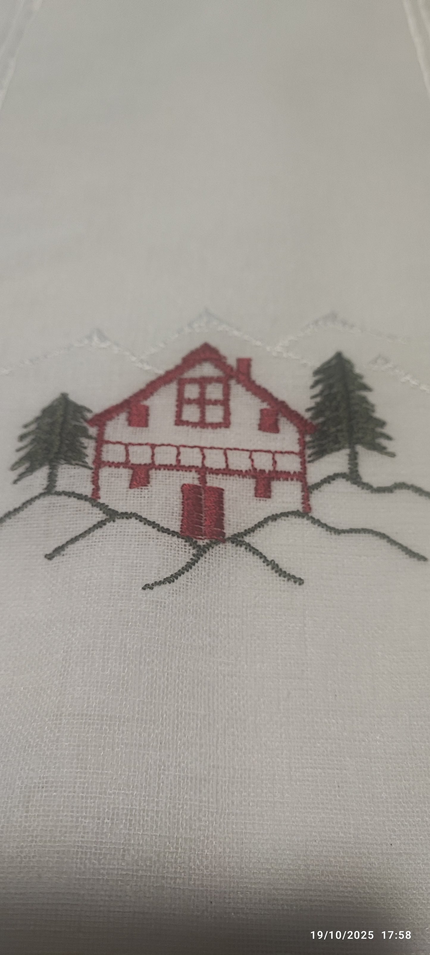 Tendina tirolese h 150 casetta rossa ricamata in rilievo produzione italiana