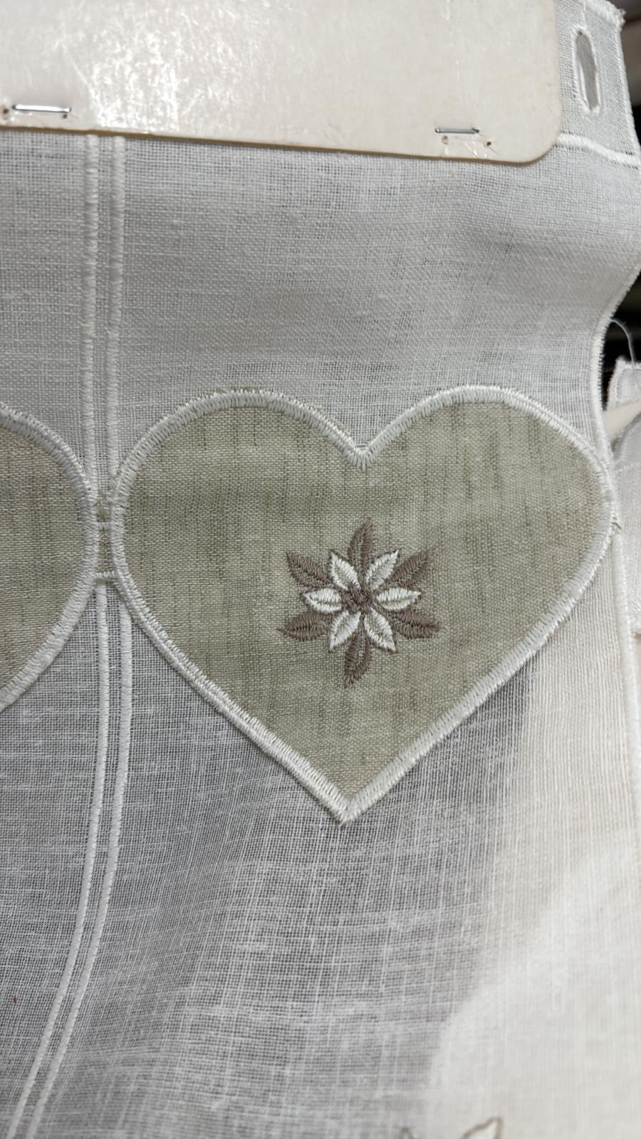 Tendina h 60 con mantovanina a cuori con stella alpina e mantovanina h 24 abbinata disegnata e prodotta in Italia