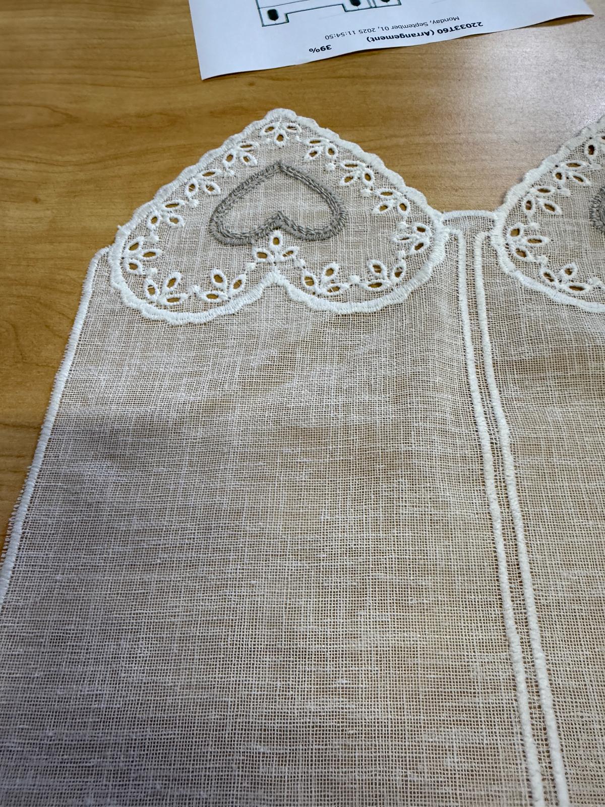 Tendina tirolese h 60 con mantovanina  con cuore ricamato in rilievo con macramè .