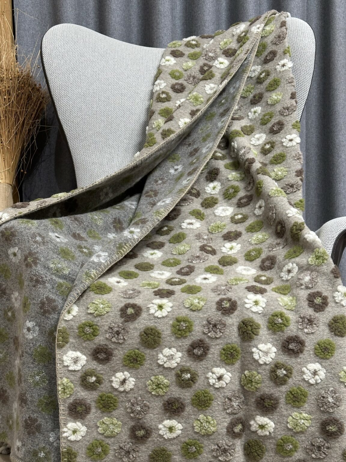 Plaid lana cotta ricamo in rilievo margherite produzione italiana in Toscana