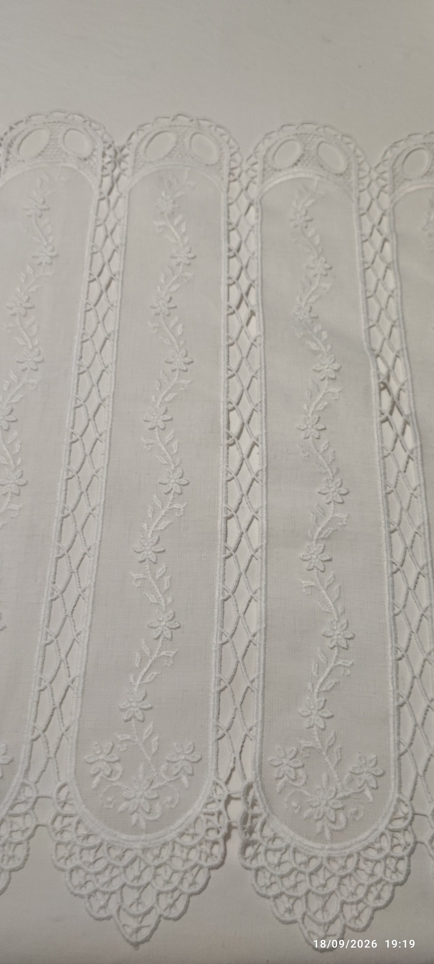 Tendina tirolese h 60, h 150 lino e macramè, ricamata in rilievo produzione italiana