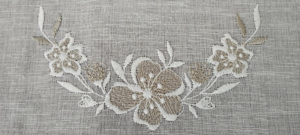 Horizontal cut Grecale glass curtain embroidered in beige